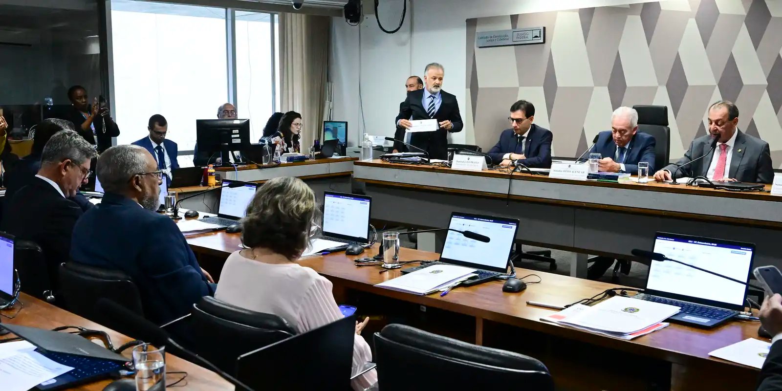 PEC que acaba com jornada 6x1 é aprovada na CCJ do Senado