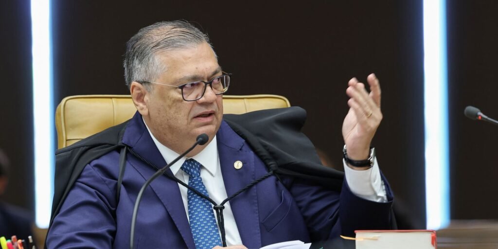 Ministro Flávio Dino pede vista do julgamento sobre Moraes e Mendonça
