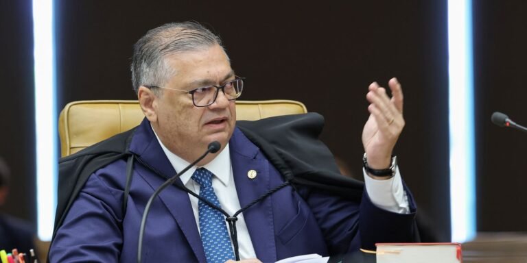 Ministro Flávio Dino pede vista do julgamento sobre Moraes e Mendonça
