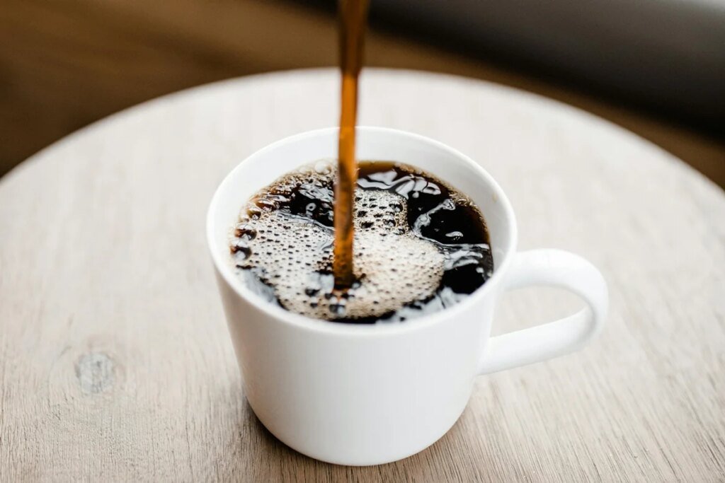 Consumo excessivo de café pode enfraquecer os ossos em mulheres idosas