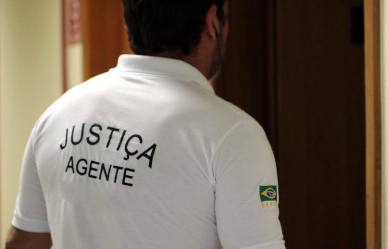 Direito e Justiça - geral - oficial de justiça - Oficial de justiça, responsável por comunicar oficialmente uma intimação