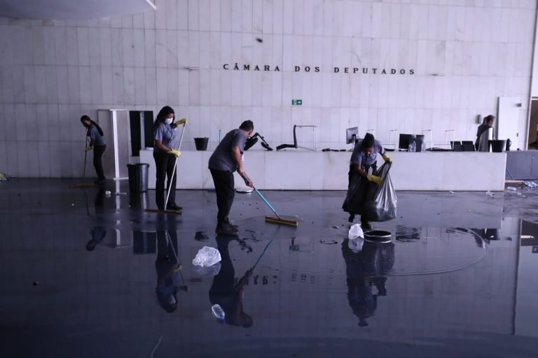 Brasília - Congresso Nacional - Edifício da Câmara dos Deputados passa por faxina após invasão de manifestantes em 8 de janeiro de 2023