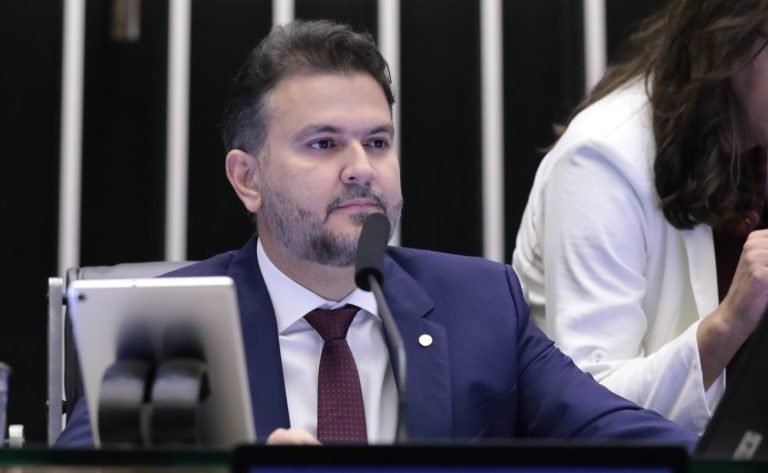Deputado Diego Coronel (Republicanos-BA) no Plenário da Câmara dos Deputados