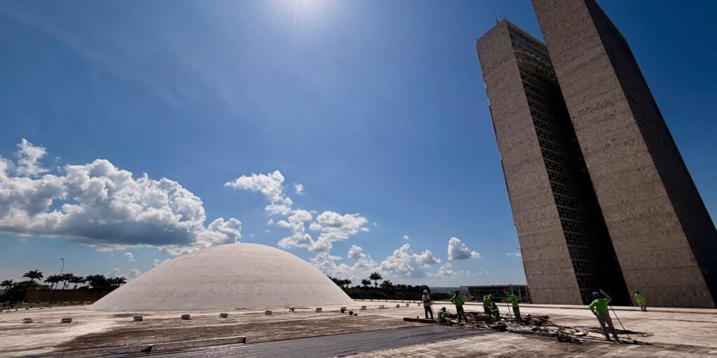Fim da escala 6×1 e taxa das blusinhas podem ser votadas nesta semana