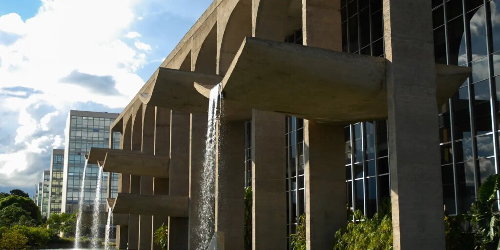 Crise no STF: Ministério da Justiça e AGU comentam decisão de Fachin