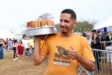 Brasília (DF), 07/09/2026 - Gustavo Ferreira, vende churros durante o Desfile da Independência - 7 de Setembro. Foto: Lula Marques/Agência Brasil