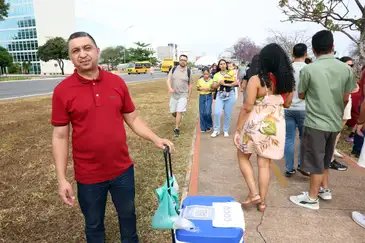 Brasília (DF), 07/09/2026 - Samuel dos Santos, vende água e coco durante o Desfile da Independência - 7 de Setembro. Foto: Lula Marques/Agência Brasil