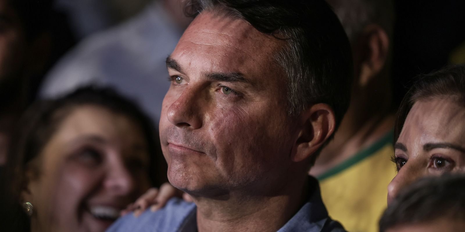 PF cancela passaportes de Flávio Bolsonaro após descumprir decisão