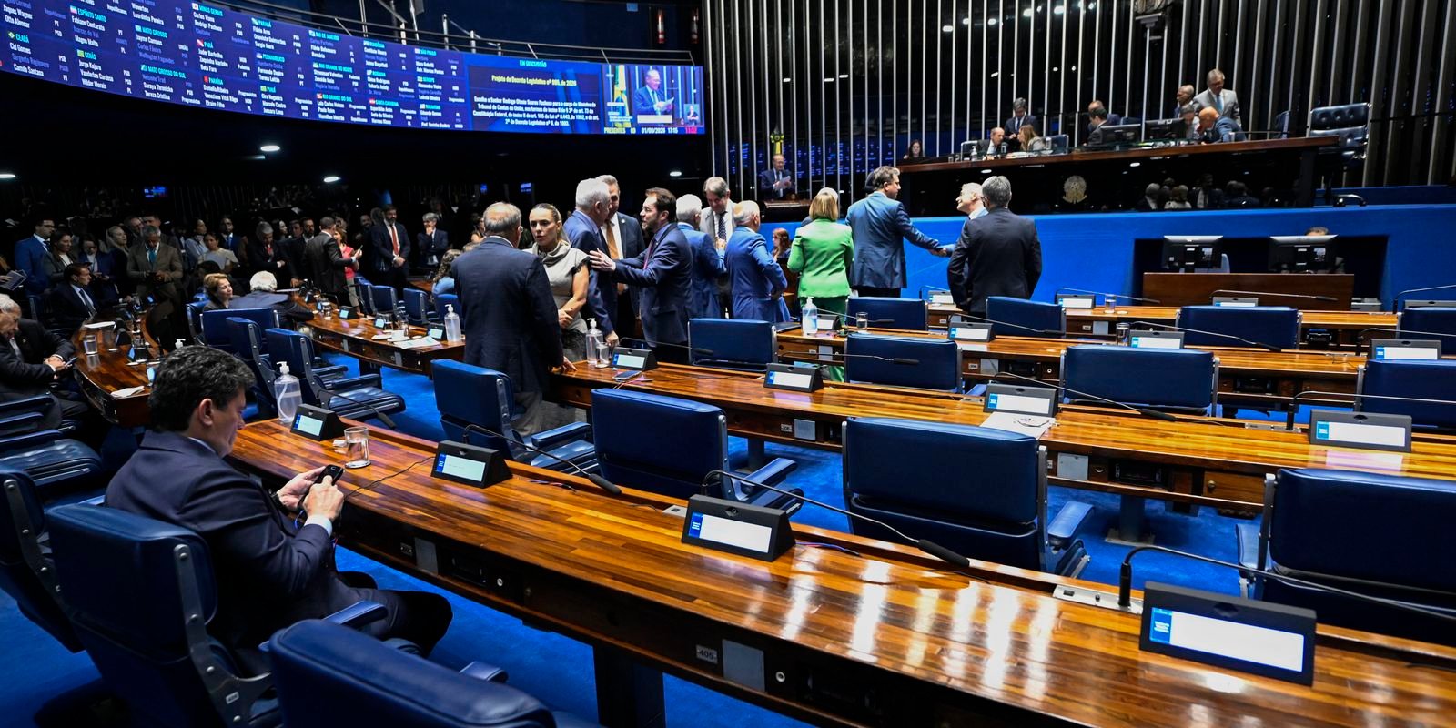 Fim da escala 6x1 volta ao debate no Senado nesta terça