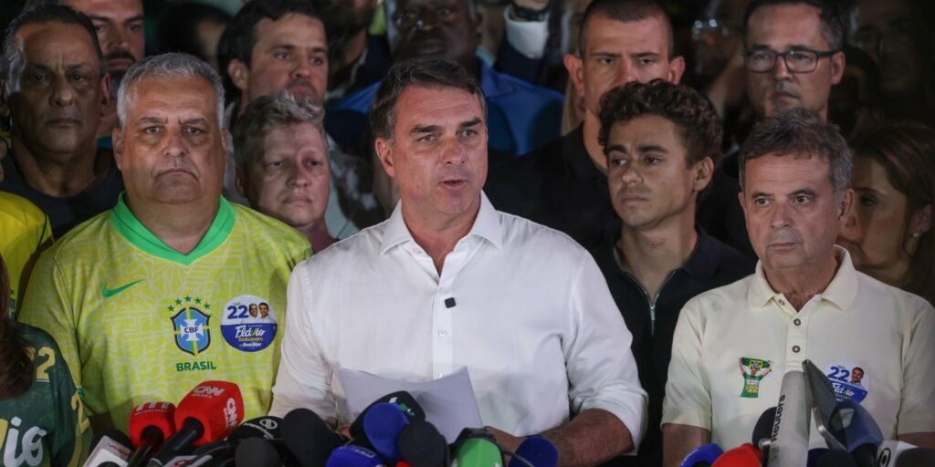 Sem provas, Flávio Bolsonaro diz que eleições no país foram fraudadas