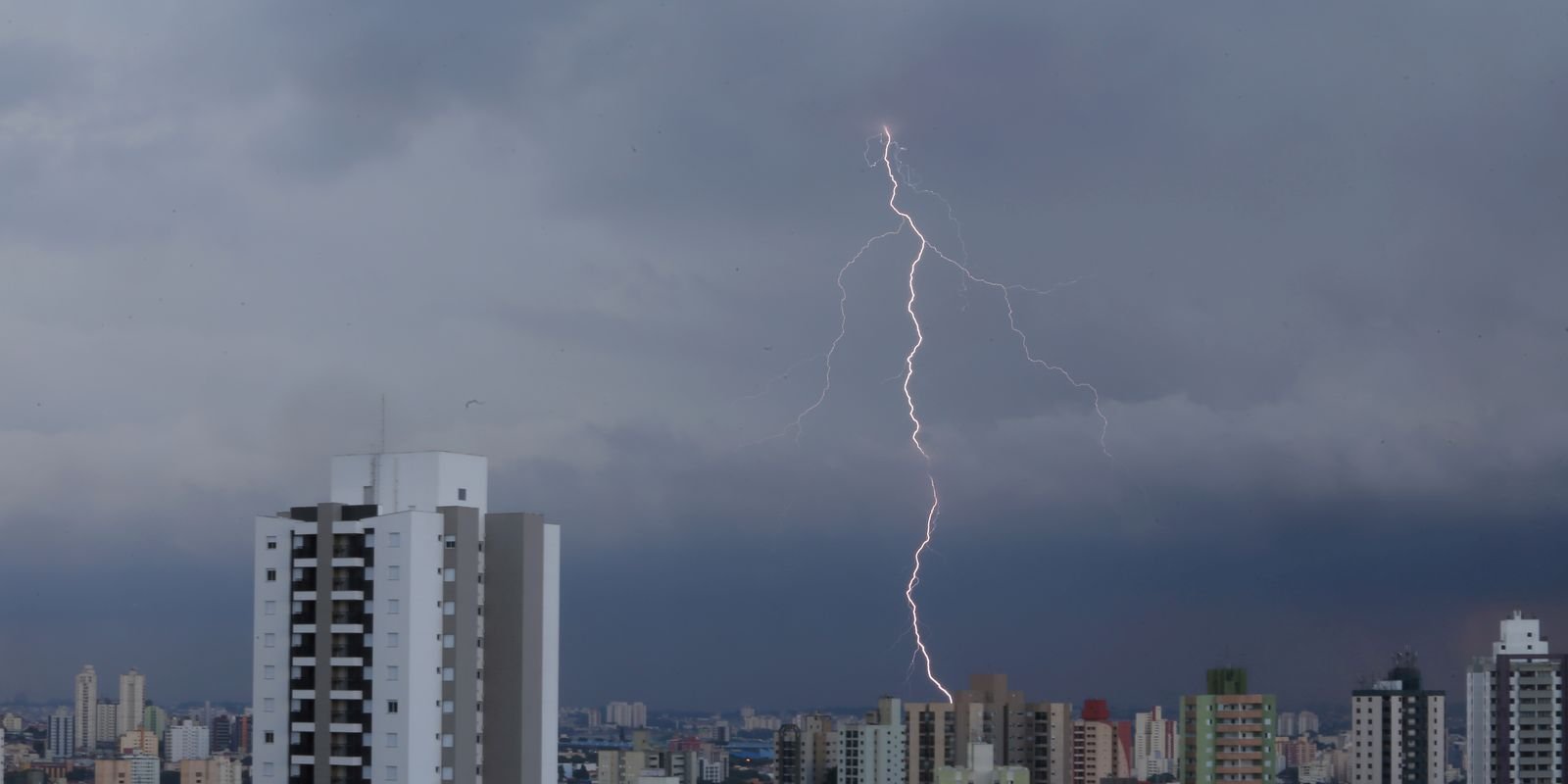 Inmet emite alerta laranja com perigo de chuvas intensas em SP e PR