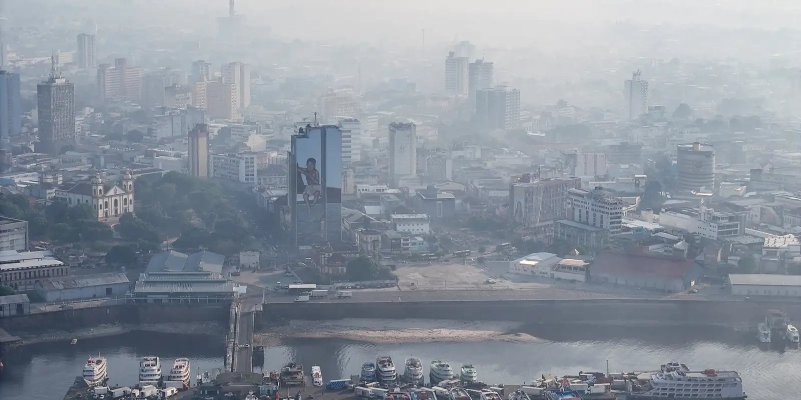 Queimadas no AM: escolas e universidades suspendem aulas em Manaus