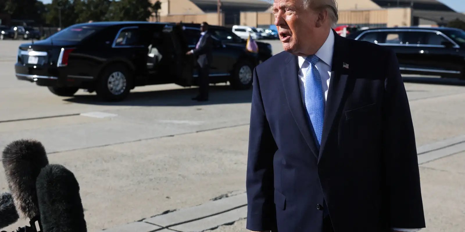 Após declaração de Flávio Bolsonaro, Trump diz que não vai se envolver