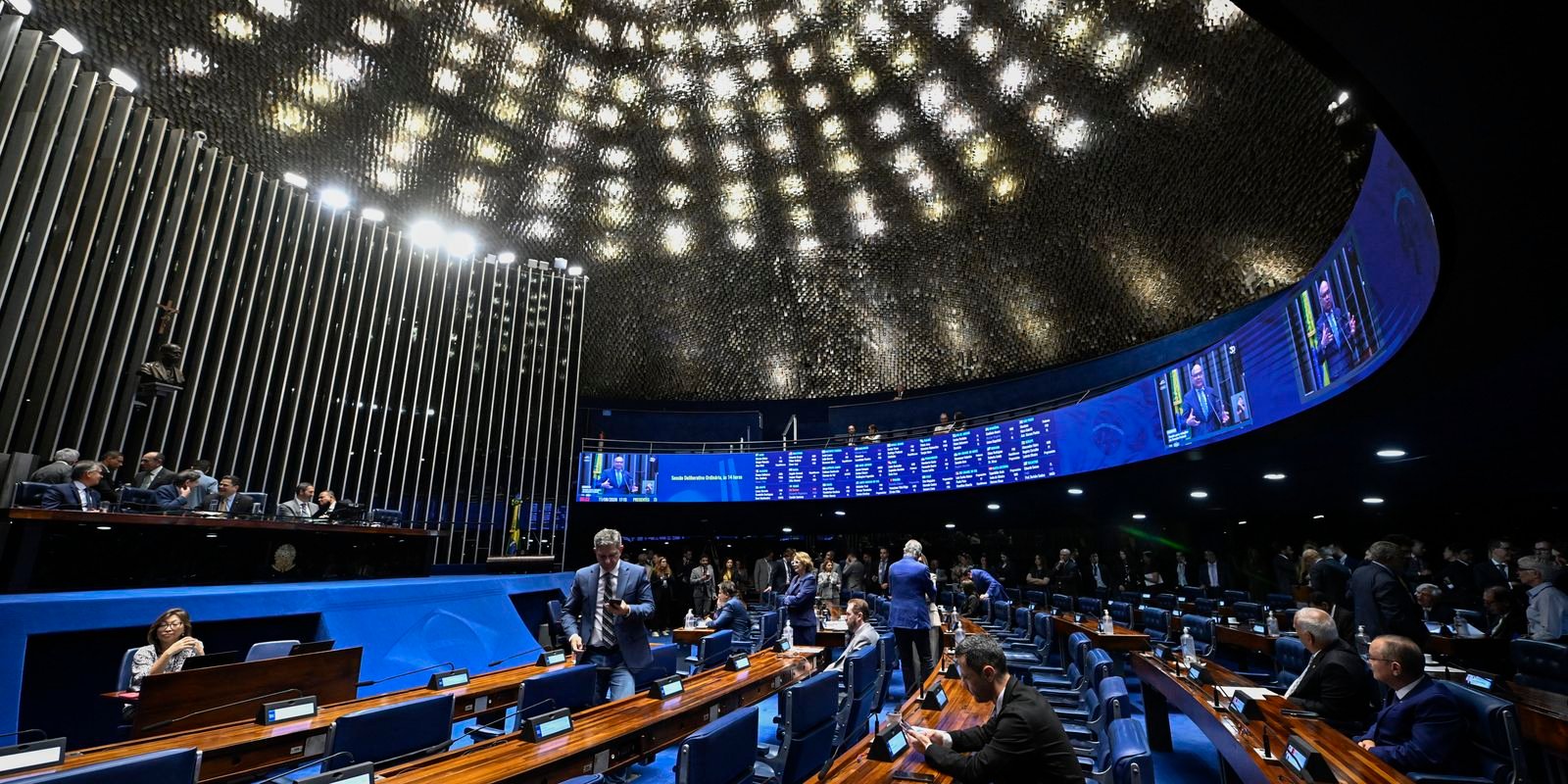 Plenário do Senado começa a debater fim da escala 6X1