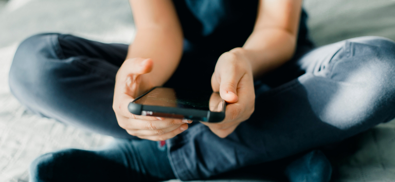 Especialista explica como o uso excessivo de celular por crianças afeta o desenvolvimento psicomotor