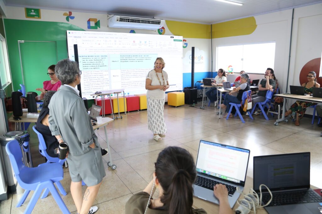 Encontro teve como objetivo sistematizar tópicos para elaboração do Plano Estadual de Educação. (Foto: Seduc)