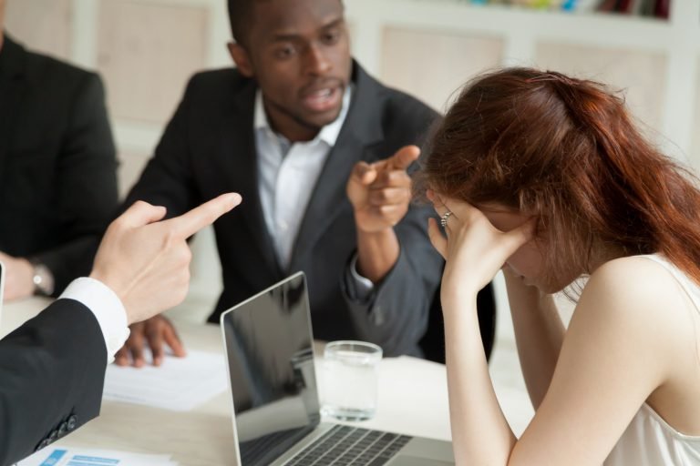 Trabalhadora, intimidada por colegas do sexo masculino; assédio moral 