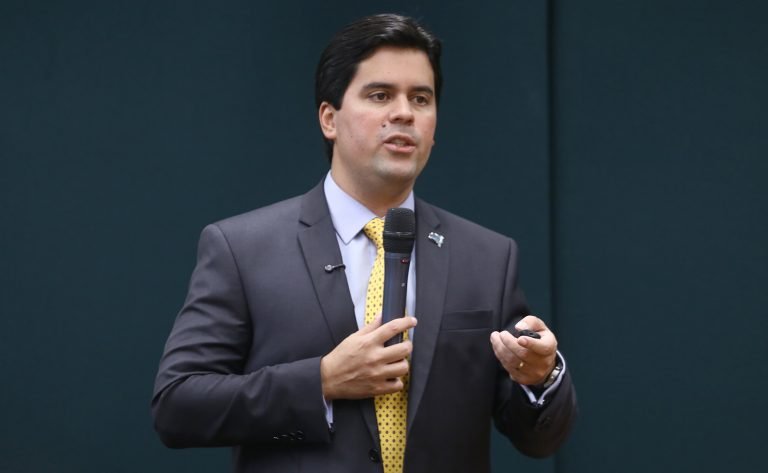 Deputado André Fufuca (PP-MA) fala em comissão da Câmara dos Deputados