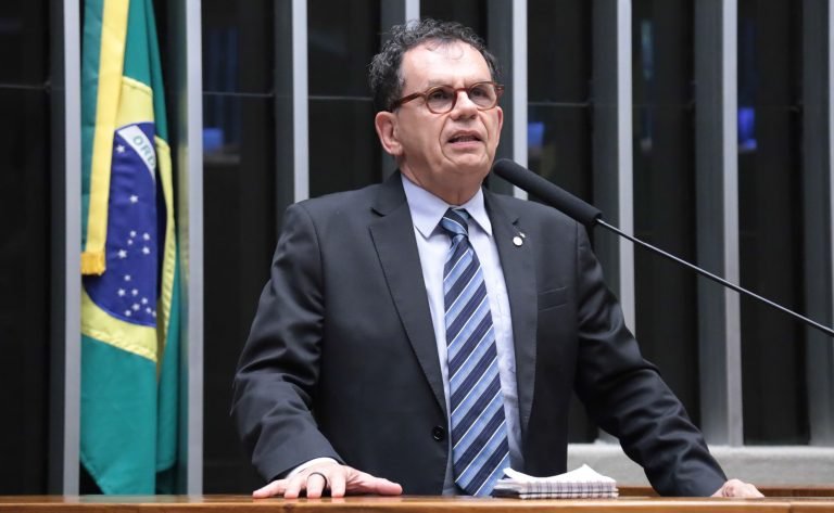 Deputado Reimont (PT-RJ) fala no Plenário da Câmara dos Deputados