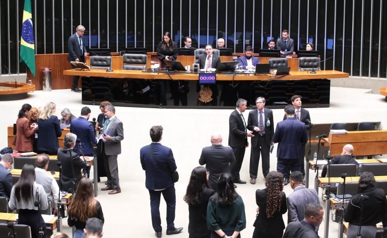 Discussão e votação de propostas legislativas.