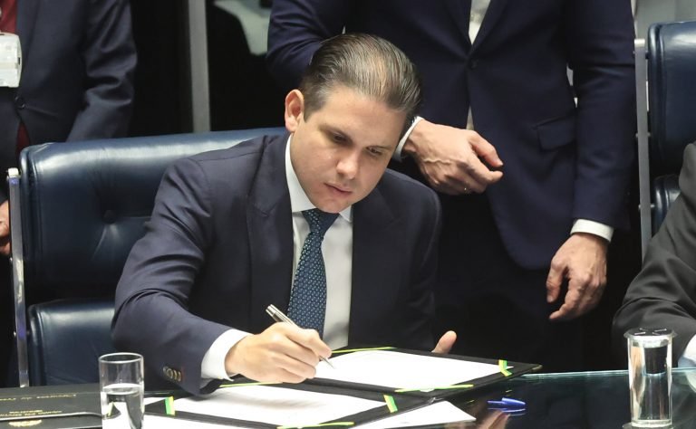 Promulgação da PEC Fim da escala 6x1 e da PEC Aposentadoria Especial para Agentes Comunitários de Saúde.Presidente da Câmara dos Deputados, Hugo Motta (REPUBLICANOS - PB)