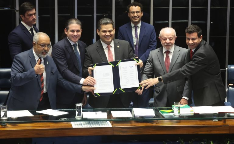 Promulgação da PEC do fim da escala 6x1 - Senador Paulo Paim (PT-RS)), Presidente da Câmara dos Deputados, Hugo Motta (REPUBLICANOS -PB), Presidente do Senado Federal, Davi Alcolumbre (UNIÃO-AP), Presidente da República, Luiz Inácio Lula da Silva, Deputado Carlos Veras (PT-PE)