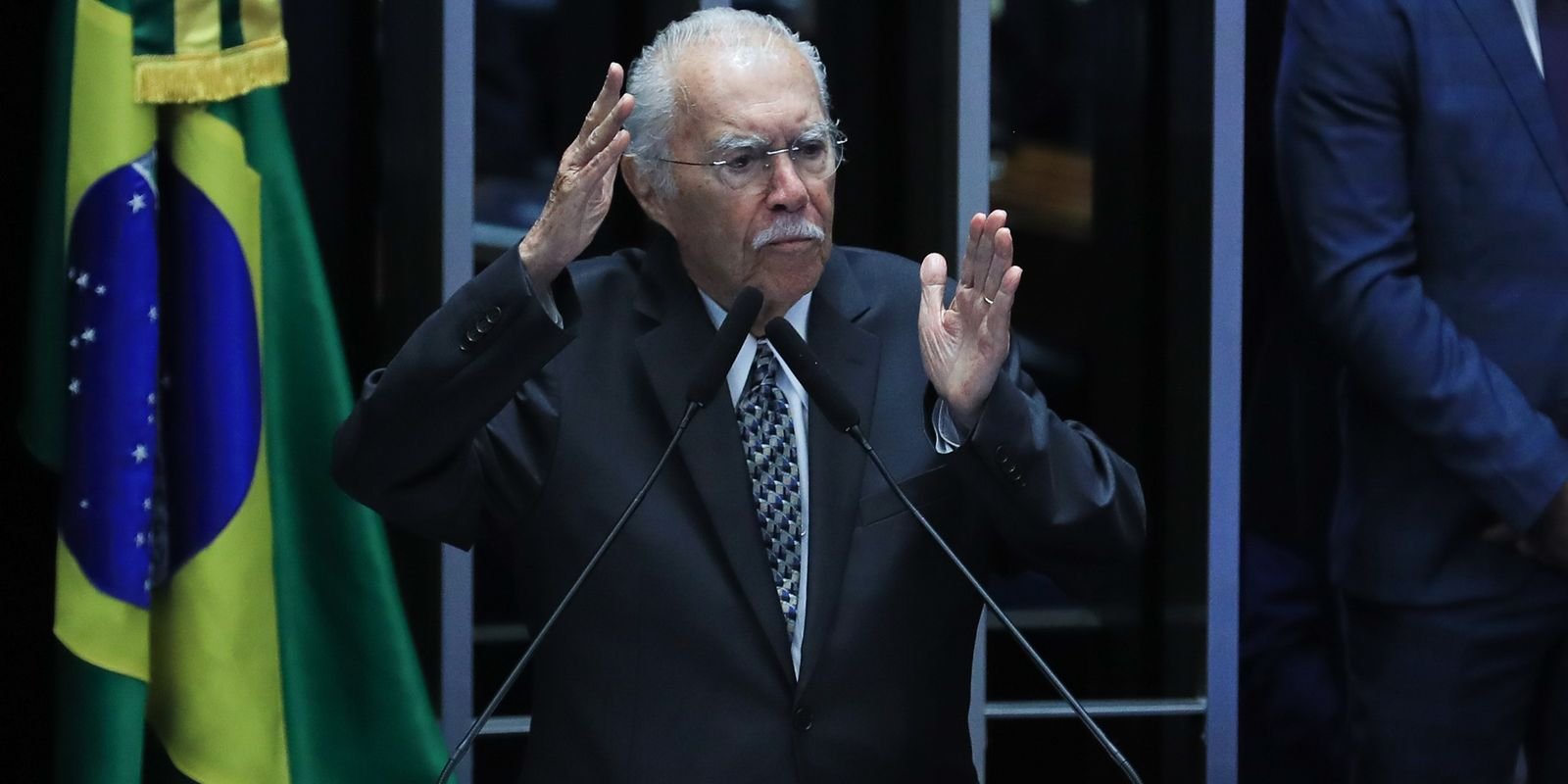 Sarney é internado na UTI após cirurgia no abdômen