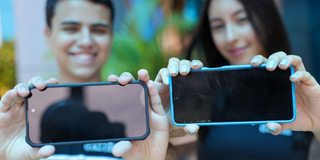 Brasileiros desaprovam uso de celular por crianças pequenas