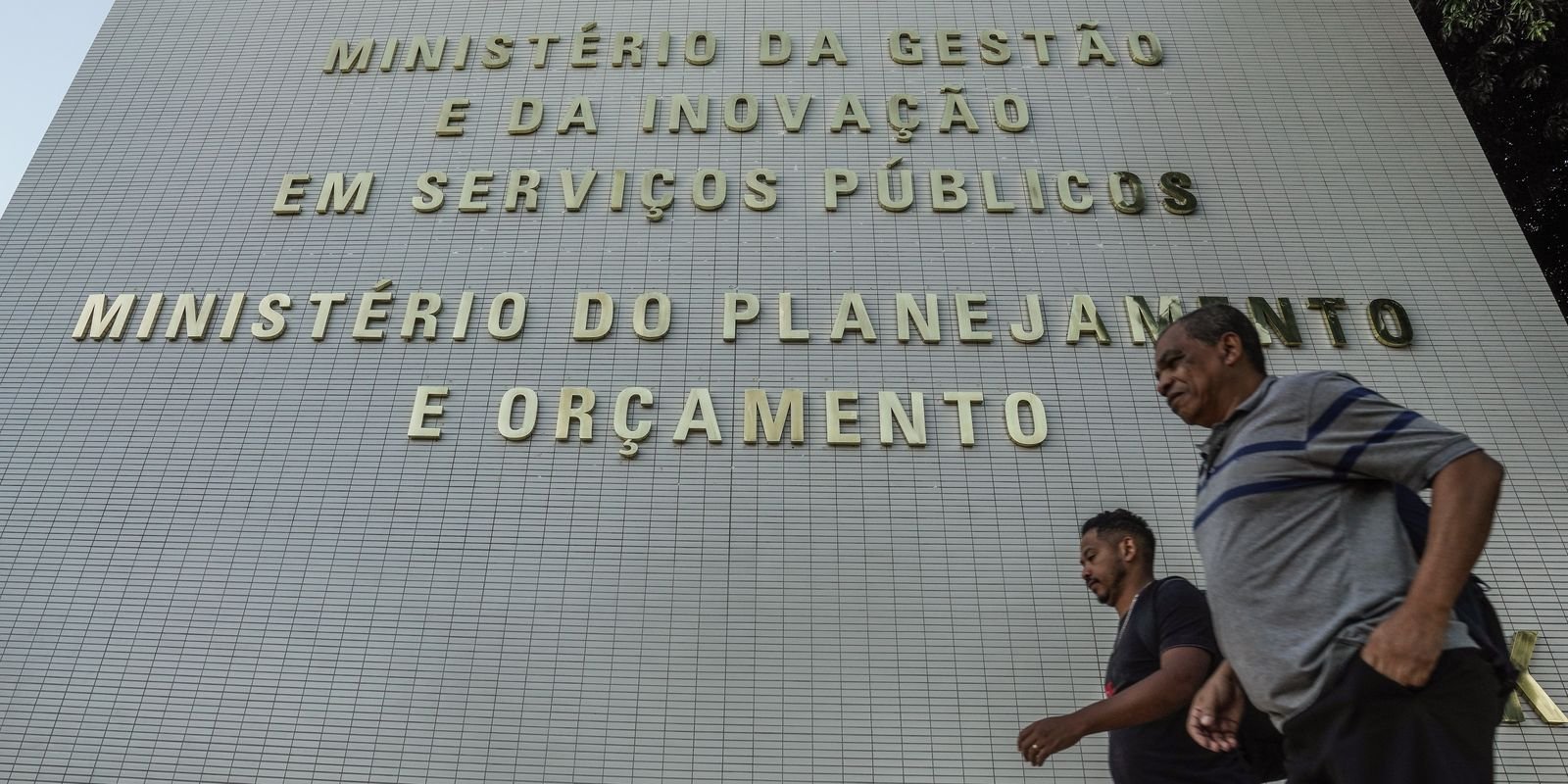 Governo calcula remanejar R$ 20 bi para medidas de estímulo econômico