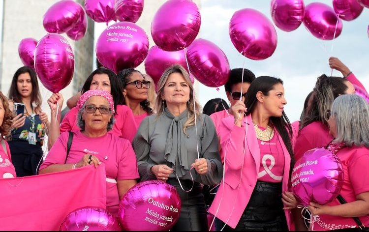 Soltura de balões em homenagem às mulheres com câncer de mama metastático. Dep. Flávia Morais (PDT-GO)