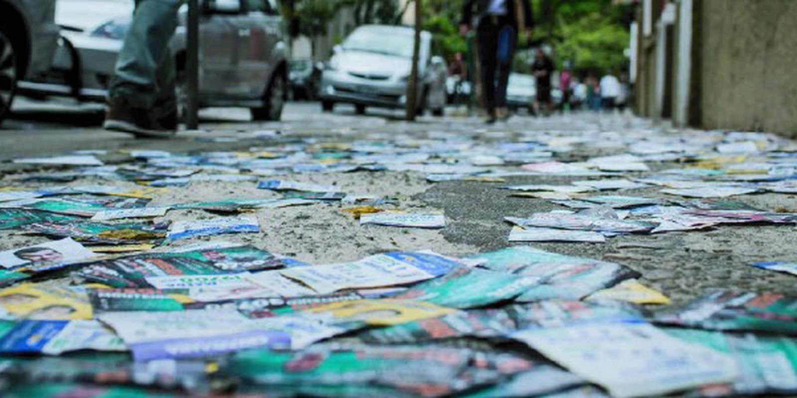 Acúmulo de santinhos em calçadas gera queixas dos eleitores no Rio
